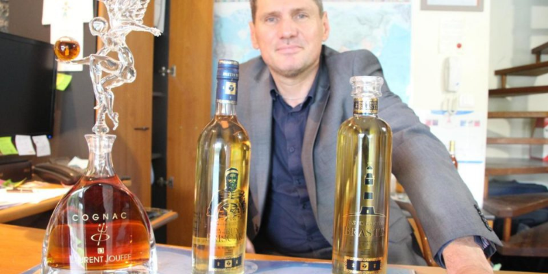 https://revlys.fr/wp-content/uploads/sites/2/2021/11/laurent-maison-jouffe-cognac-rhum-brastis-calvados-alcool.png