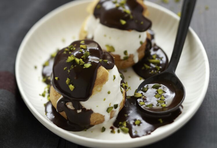 profiteroles aux éclats de pistaches